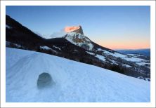 derniers rayons du soleil sur la dent de crolles.jpg